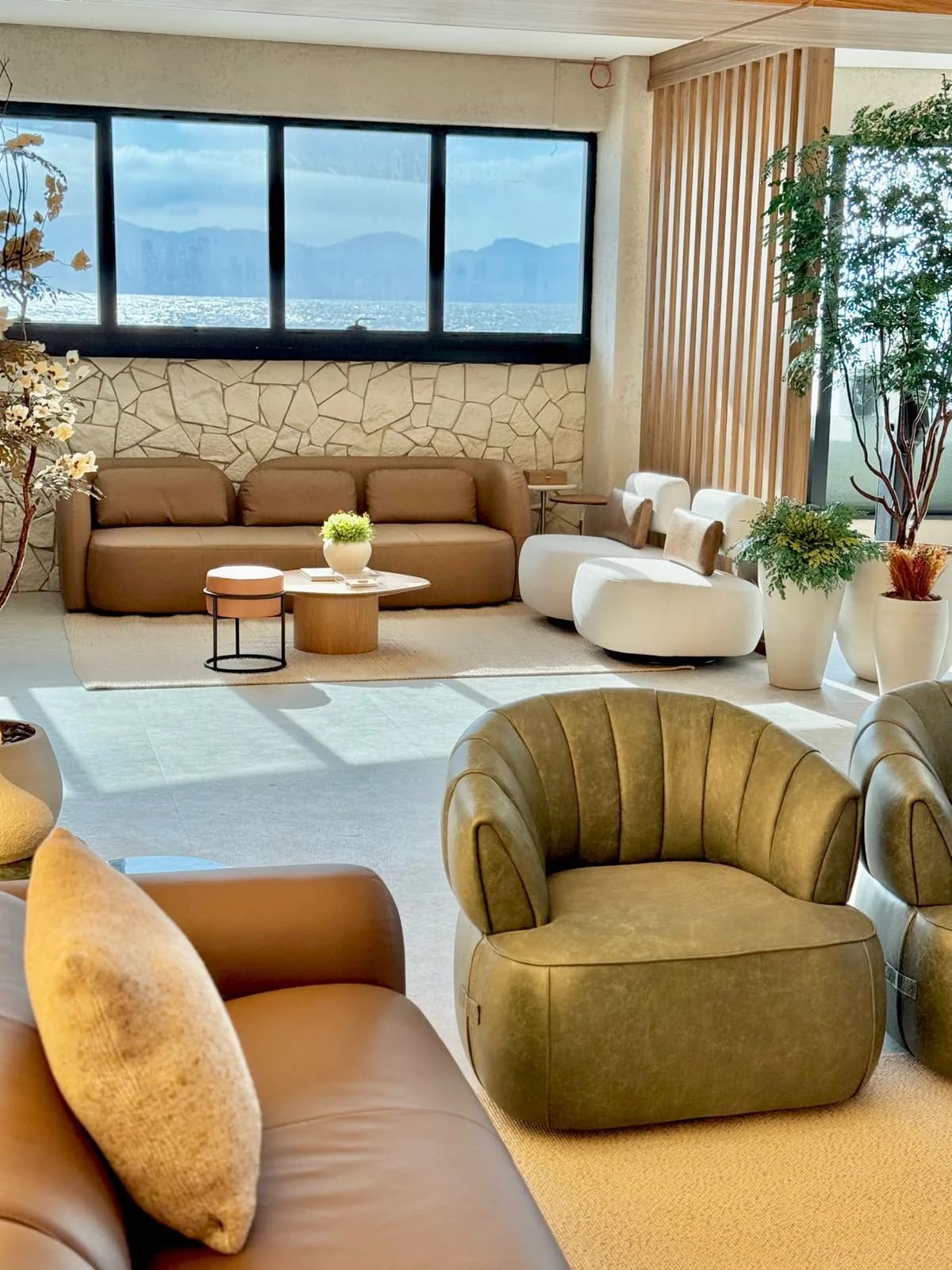 Ambiente de estar com sofás e poltronas de móveis soltos premium