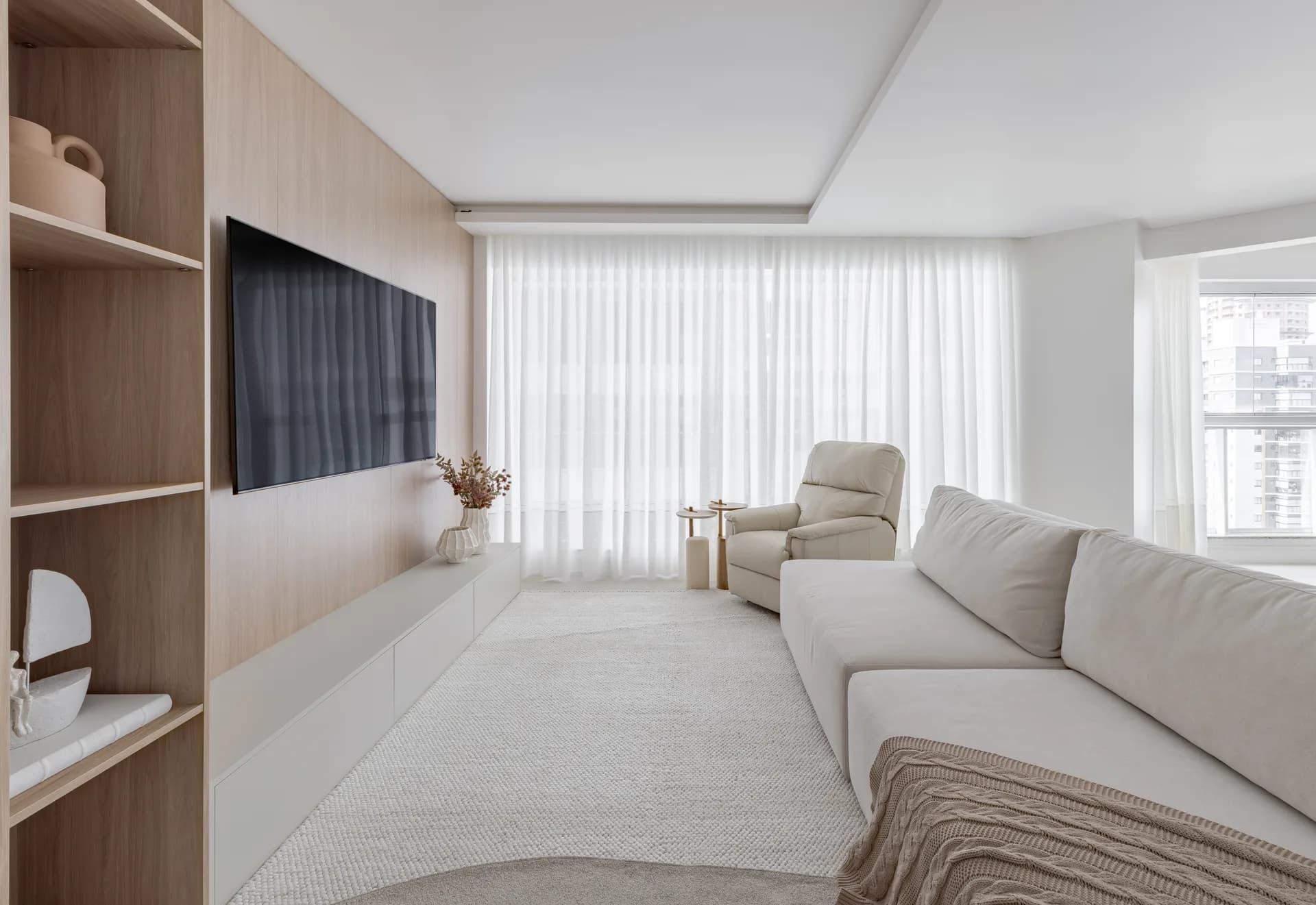 Sala de estar com cortinas sob medida instaladas